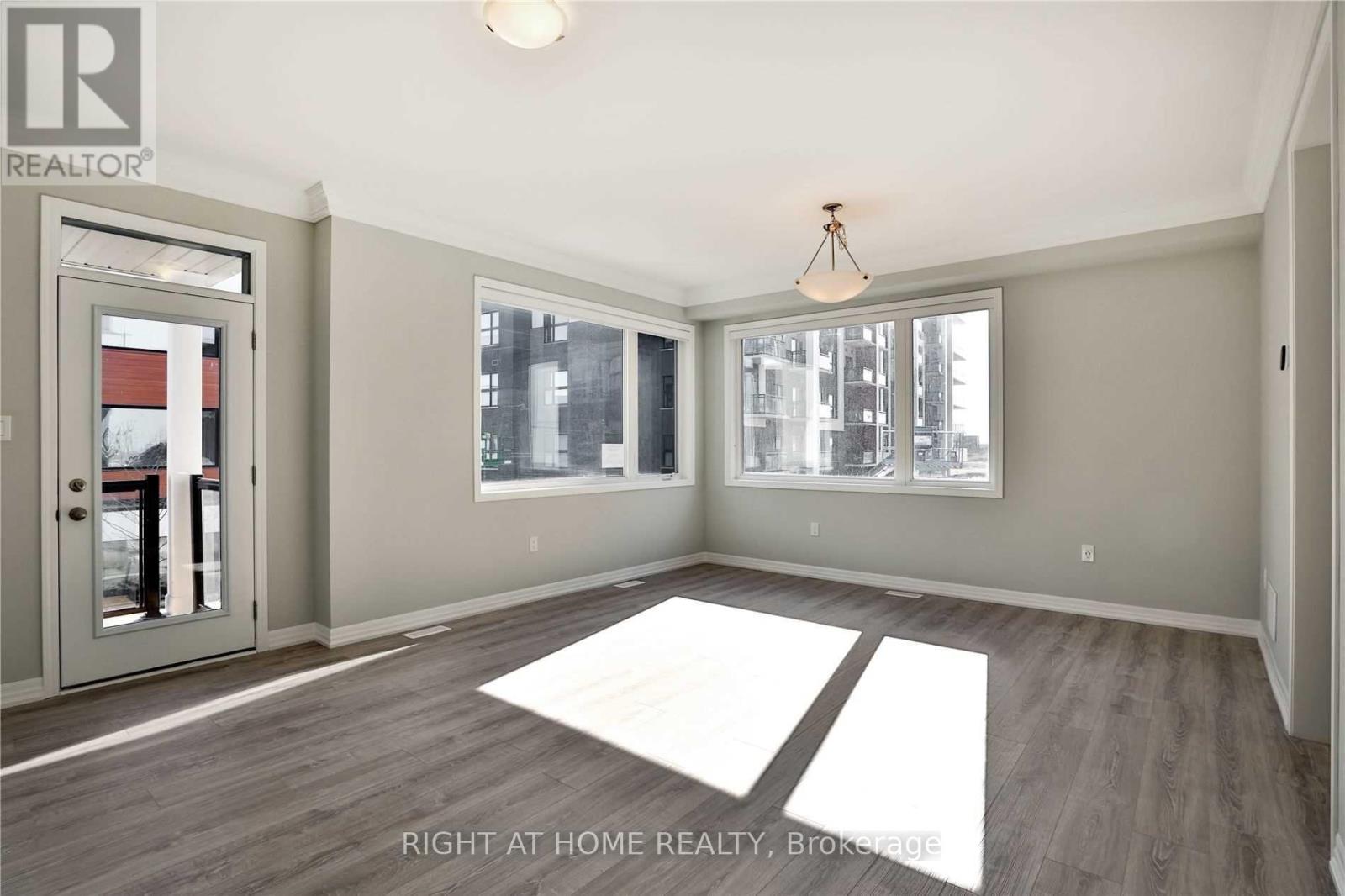 #7 - 92 Huguenot Road, Oakville, Ontario  L6H 0M3 - Photo 8 - W12952478