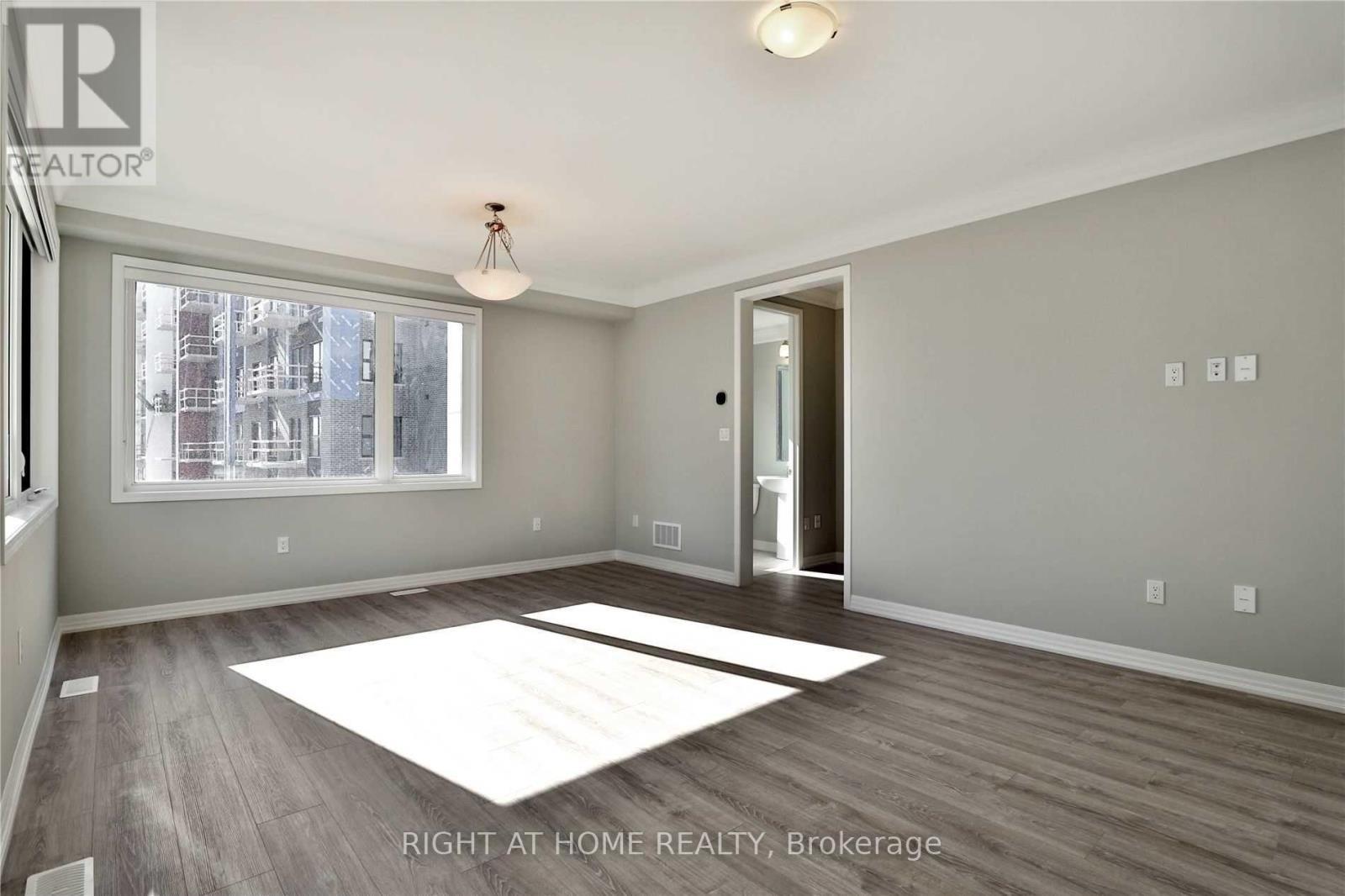 #7 - 92 Huguenot Road, Oakville, Ontario  L6H 0M3 - Photo 9 - W12952478