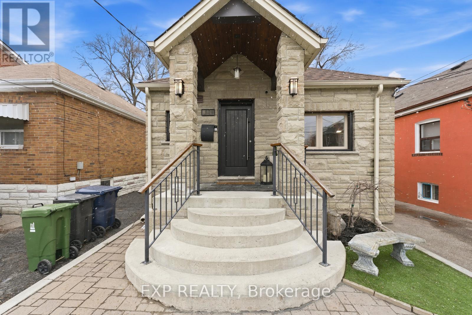 32 Victoria Boulevard, Toronto, Ontario  M6M 2C1 - Photo 3 - W12952534