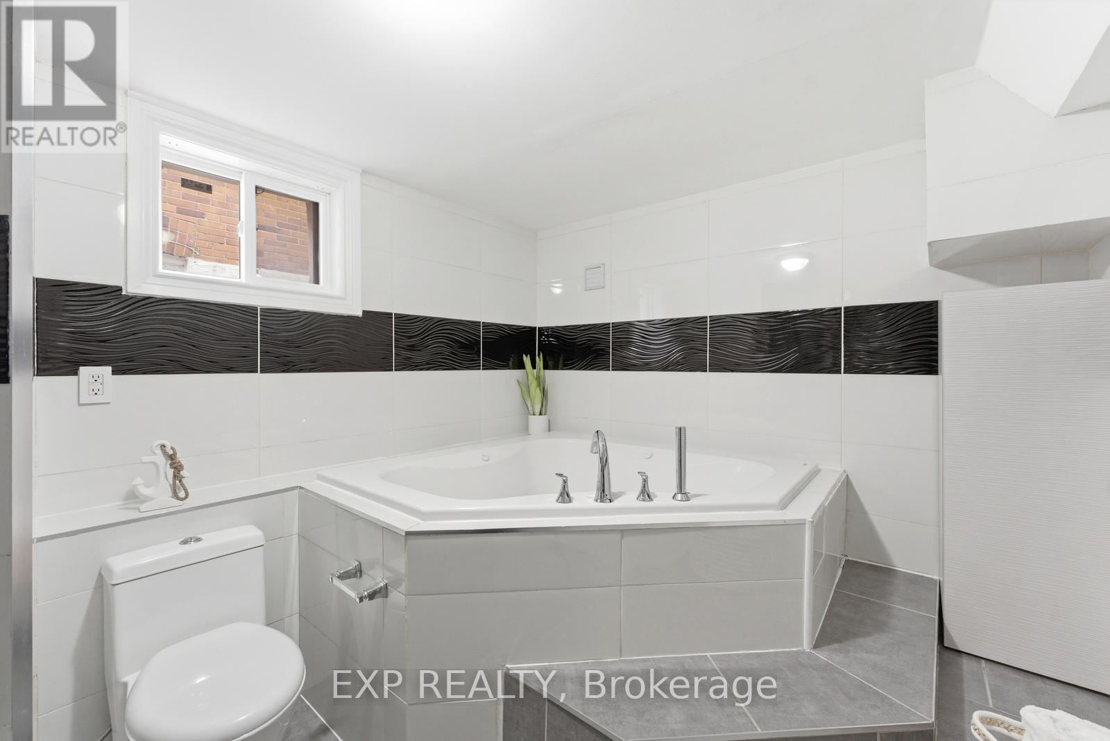 32 Victoria Boulevard, Toronto, Ontario  M6M 2C1 - Photo 30 - W12952534