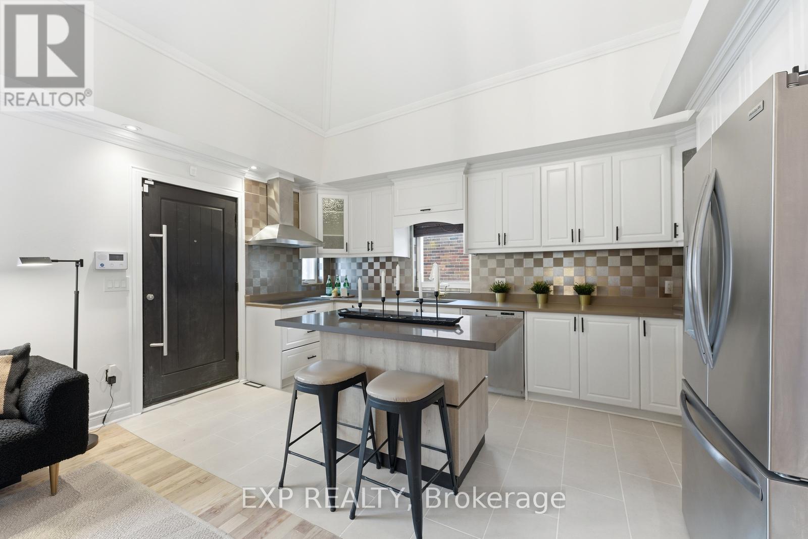 32 Victoria Boulevard, Toronto, Ontario  M6M 2C1 - Photo 5 - W12952534