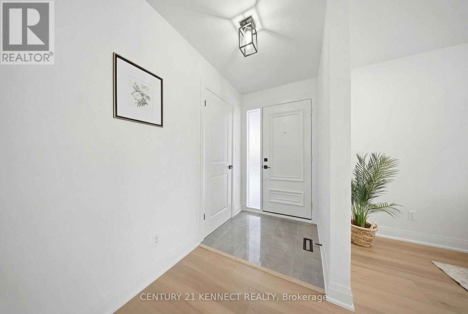 2121 Baynham Court, Mississauga, Ontario  L5A 1H1 - Photo 3 - W12952538