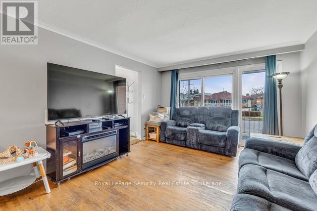 129 Milady Road, Toronto, Ontario  M9L 2J1 - Photo 9 - W12952542