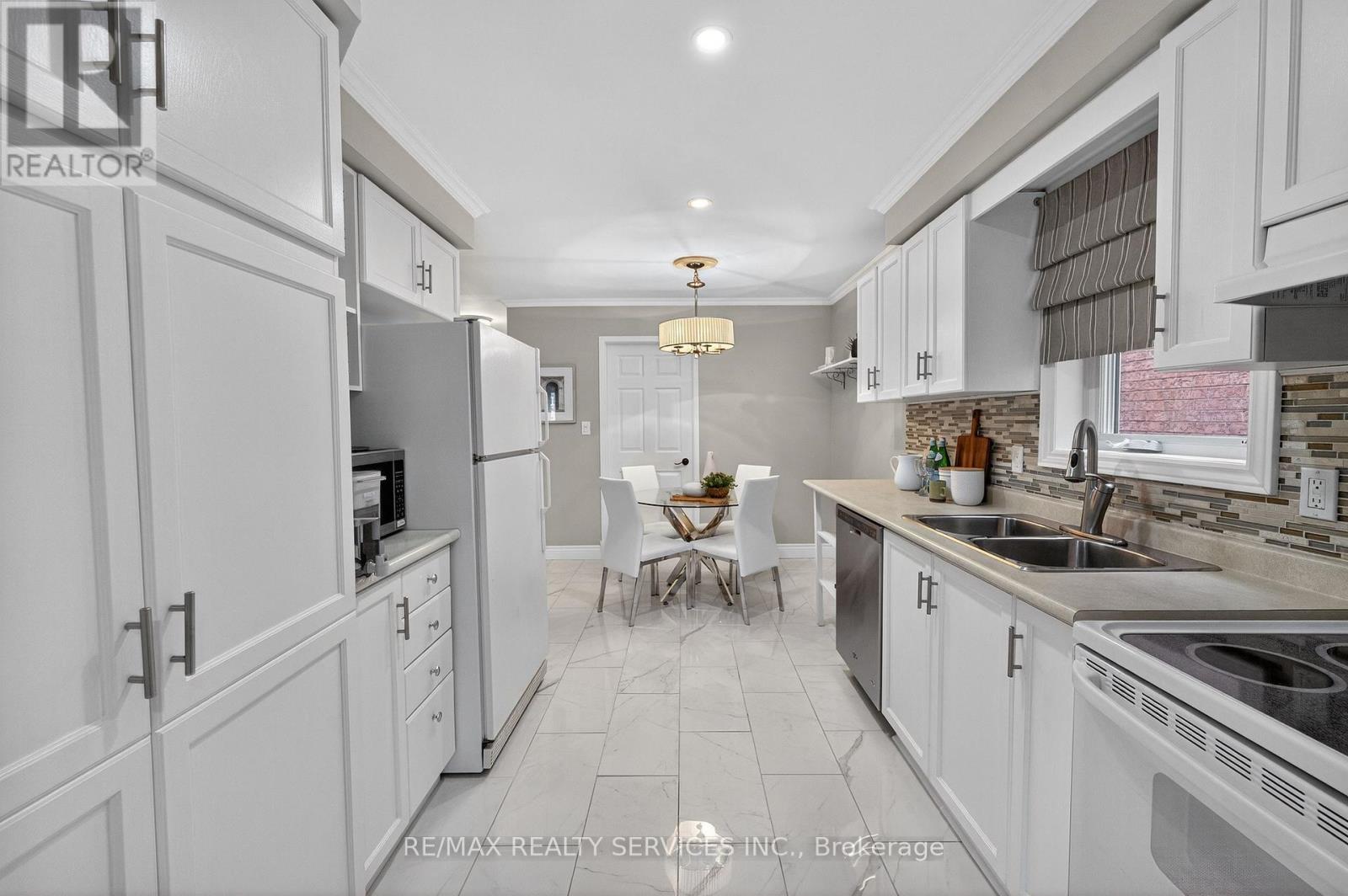 99 White Tail Crescent, Brampton, Ontario  L6Y 5B9 - Photo 12 - W12952570