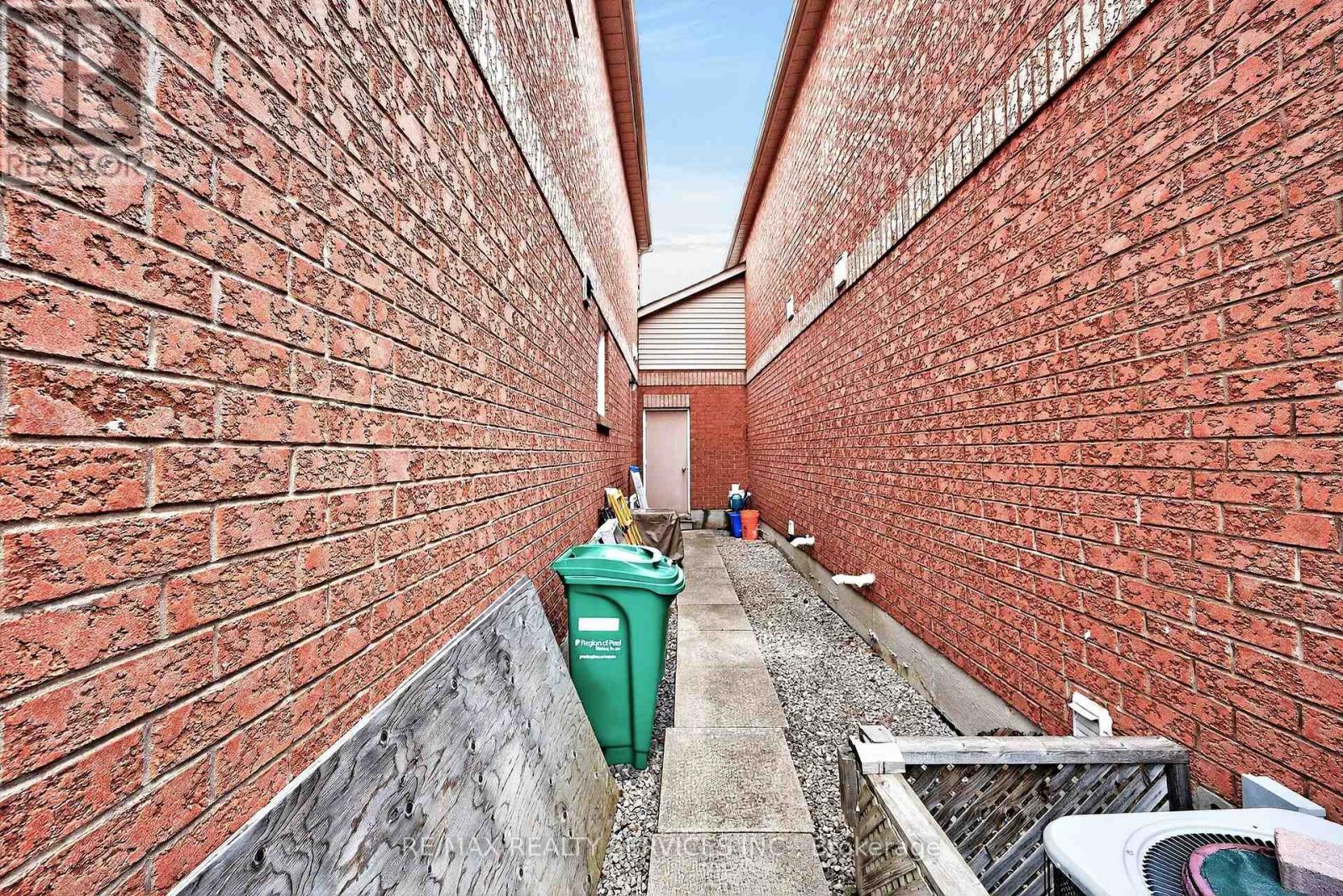 99 White Tail Crescent, Brampton, Ontario  L6Y 5B9 - Photo 39 - W12952570