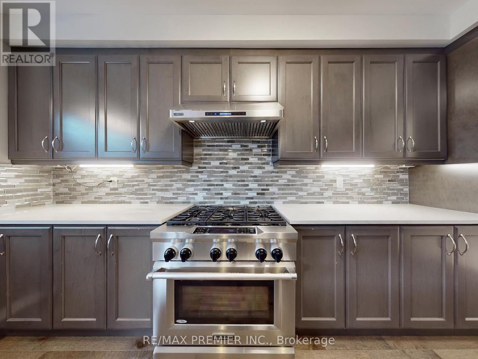 140 Magnolia Crescent, Oakville, Ontario  L6M 4M1 - Photo 15 - W12952632