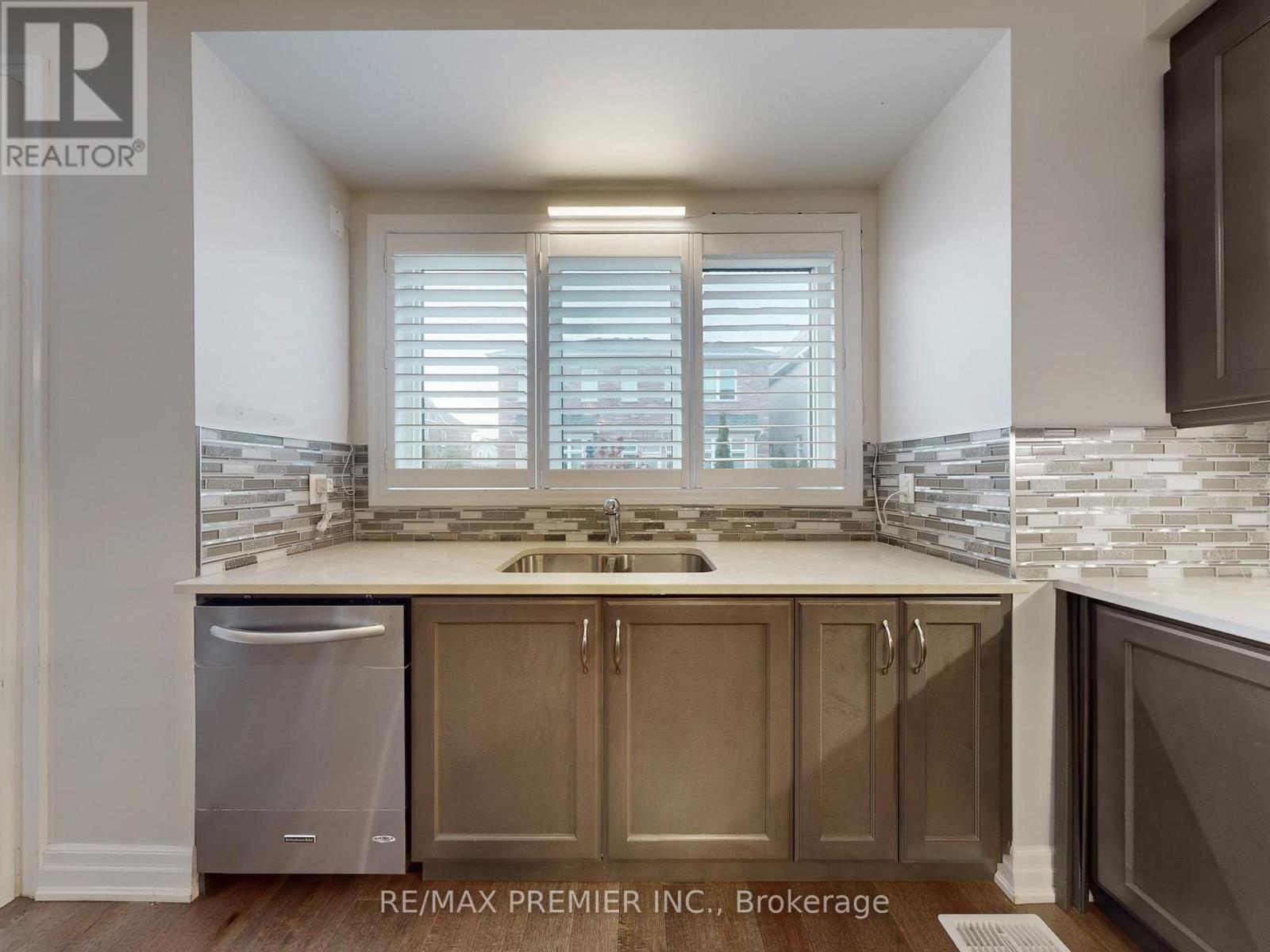 140 Magnolia Crescent, Oakville, Ontario  L6M 4M1 - Photo 16 - W12952632