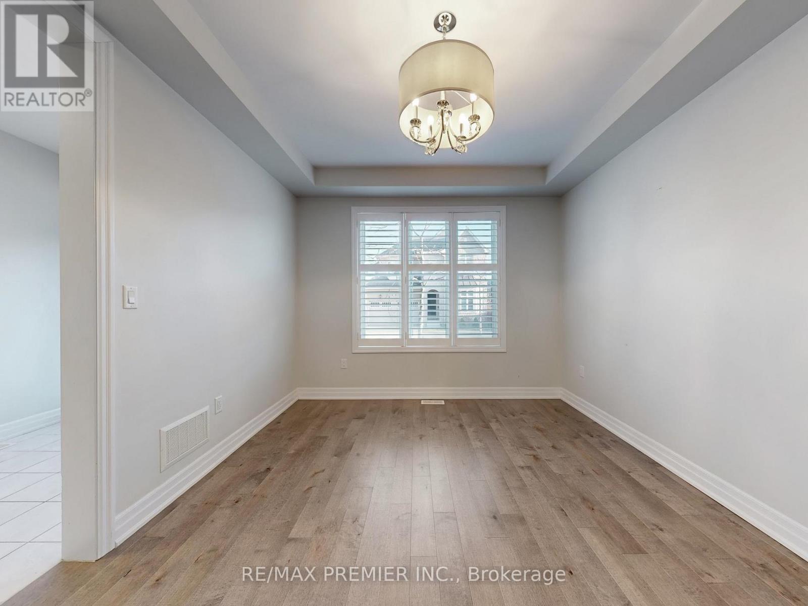 140 Magnolia Crescent, Oakville, Ontario  L6M 4M1 - Photo 4 - W12952632