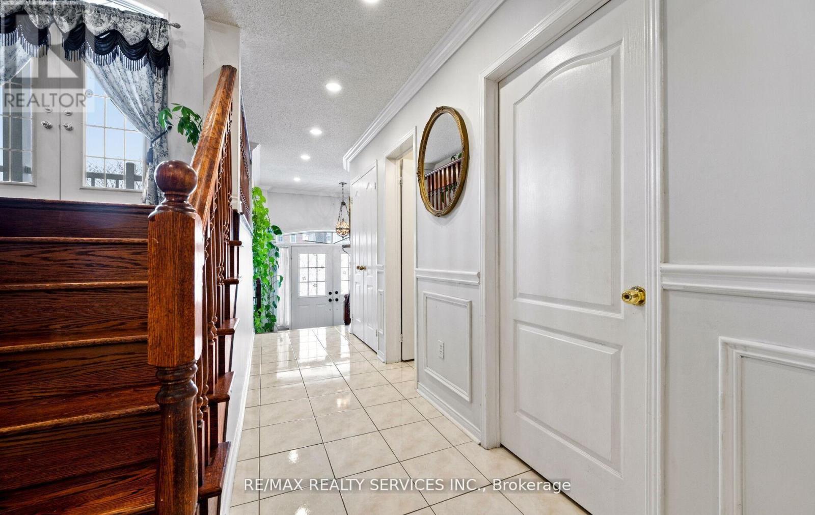 23 Edenvalley Road, Brampton, Ontario  L7A 2M6 - Photo 6 - W12952640