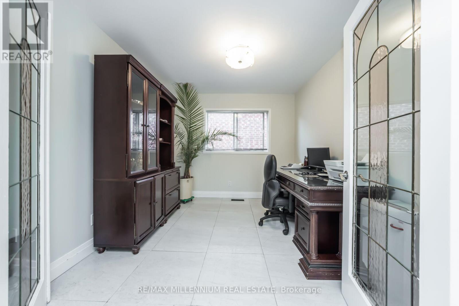 6881 Forest Park Drive, Mississauga, Ontario  L5N 6X7 - Photo 11 - W12952646