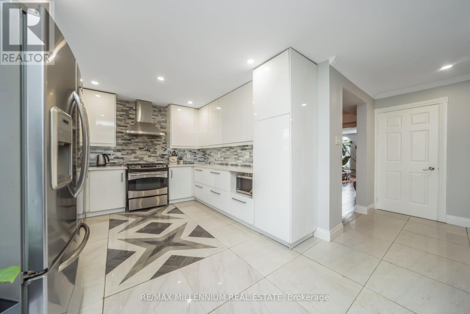 6881 Forest Park Drive, Mississauga, Ontario  L5N 6X7 - Photo 17 - W12952646