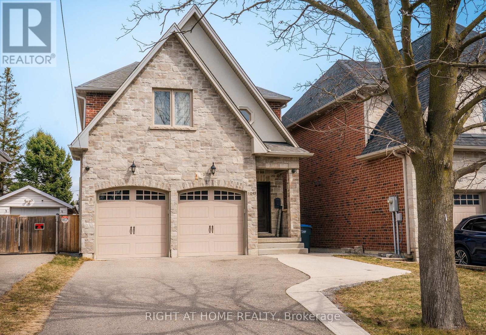 1049 GREAVES AVENUE, Mississauga, Ontario