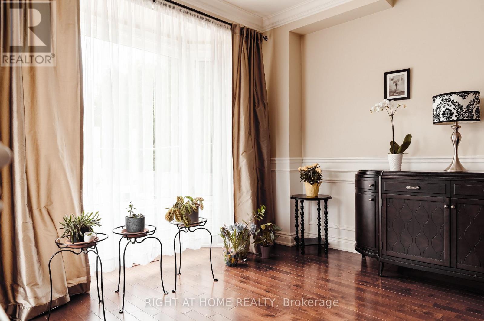 1049 Greaves Avenue, Mississauga, Ontario  L5E 3G1 - Photo 10 - W12952702