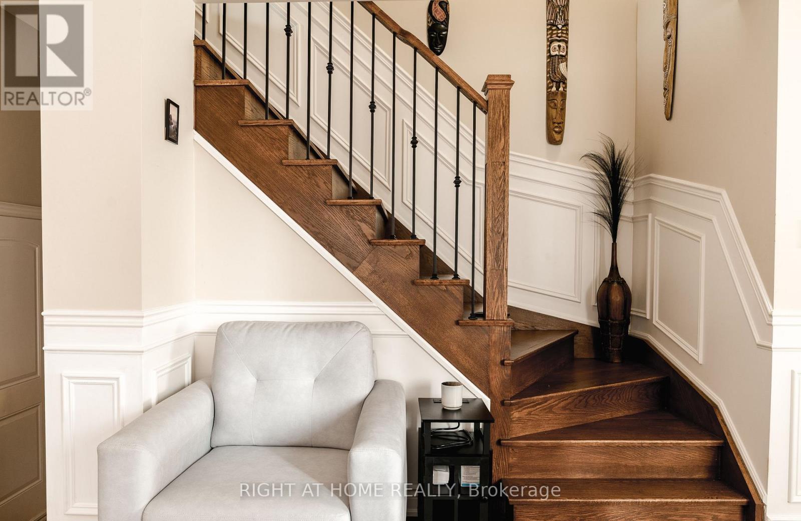 1049 Greaves Avenue, Mississauga, Ontario  L5E 3G1 - Photo 11 - W12952702