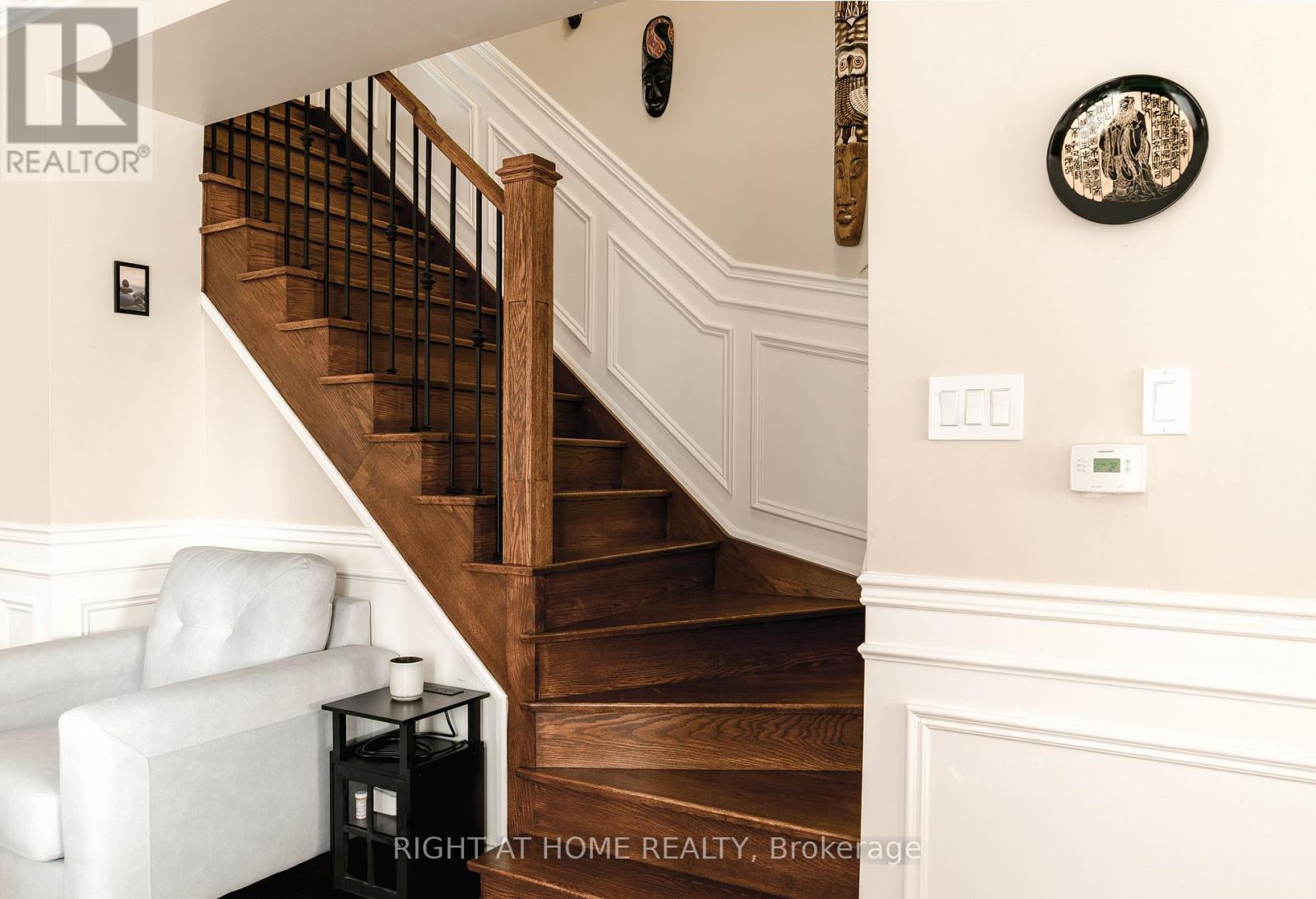 1049 Greaves Avenue, Mississauga, Ontario  L5E 3G1 - Photo 12 - W12952702