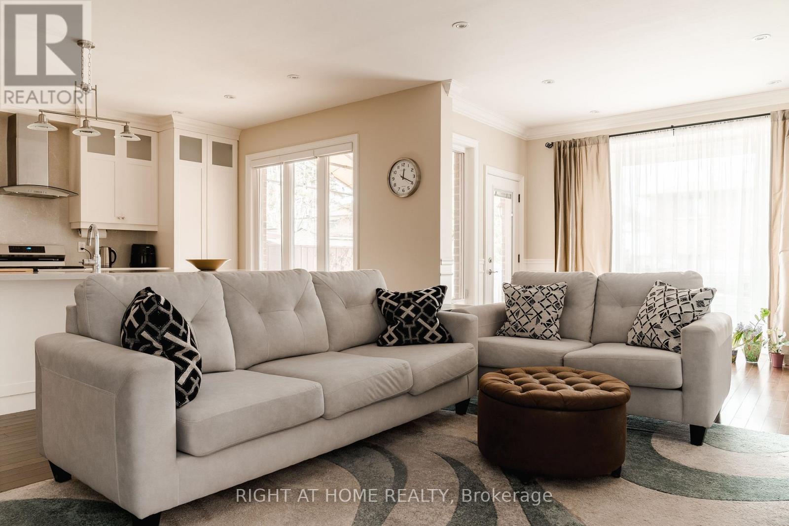 1049 Greaves Avenue, Mississauga, Ontario  L5E 3G1 - Photo 13 - W12952702