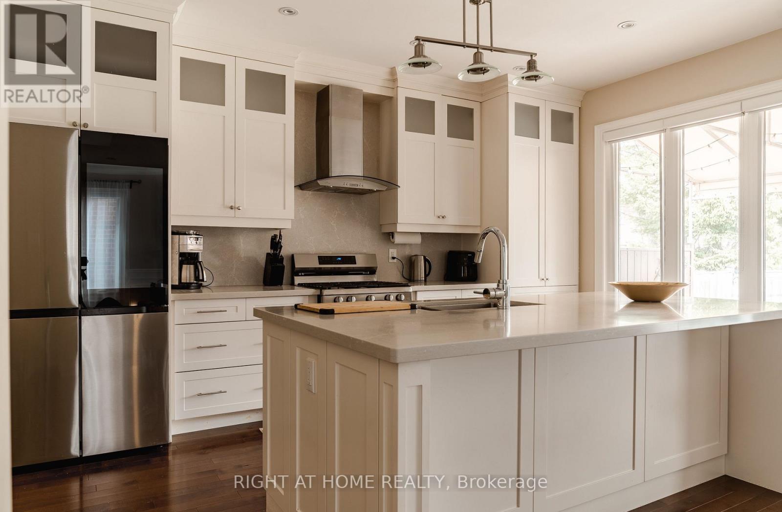 1049 Greaves Avenue, Mississauga, Ontario  L5E 3G1 - Photo 14 - W12952702