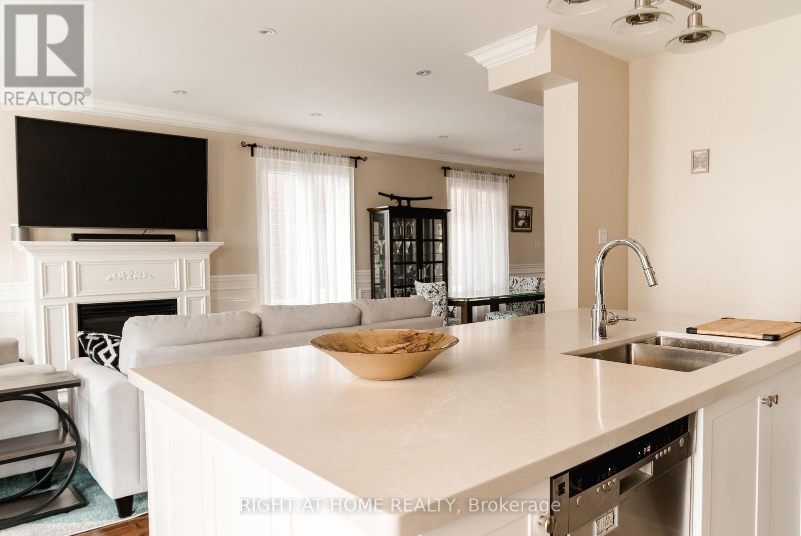 1049 Greaves Avenue, Mississauga, Ontario  L5E 3G1 - Photo 16 - W12952702