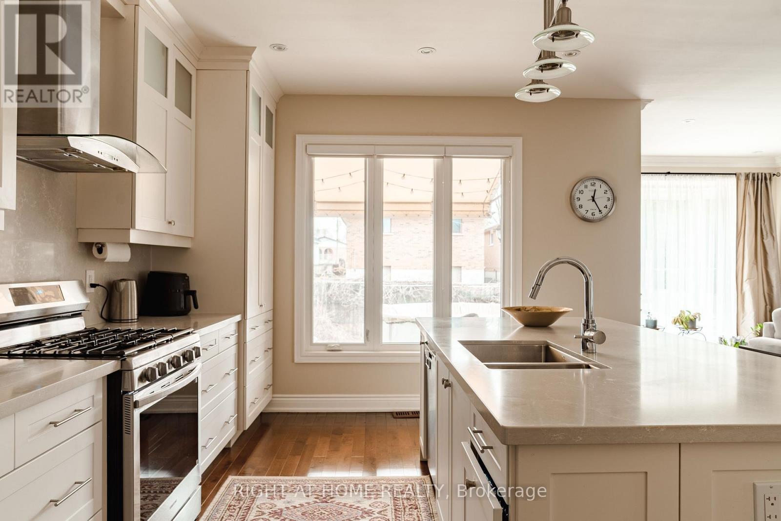 1049 Greaves Avenue, Mississauga, Ontario  L5E 3G1 - Photo 17 - W12952702