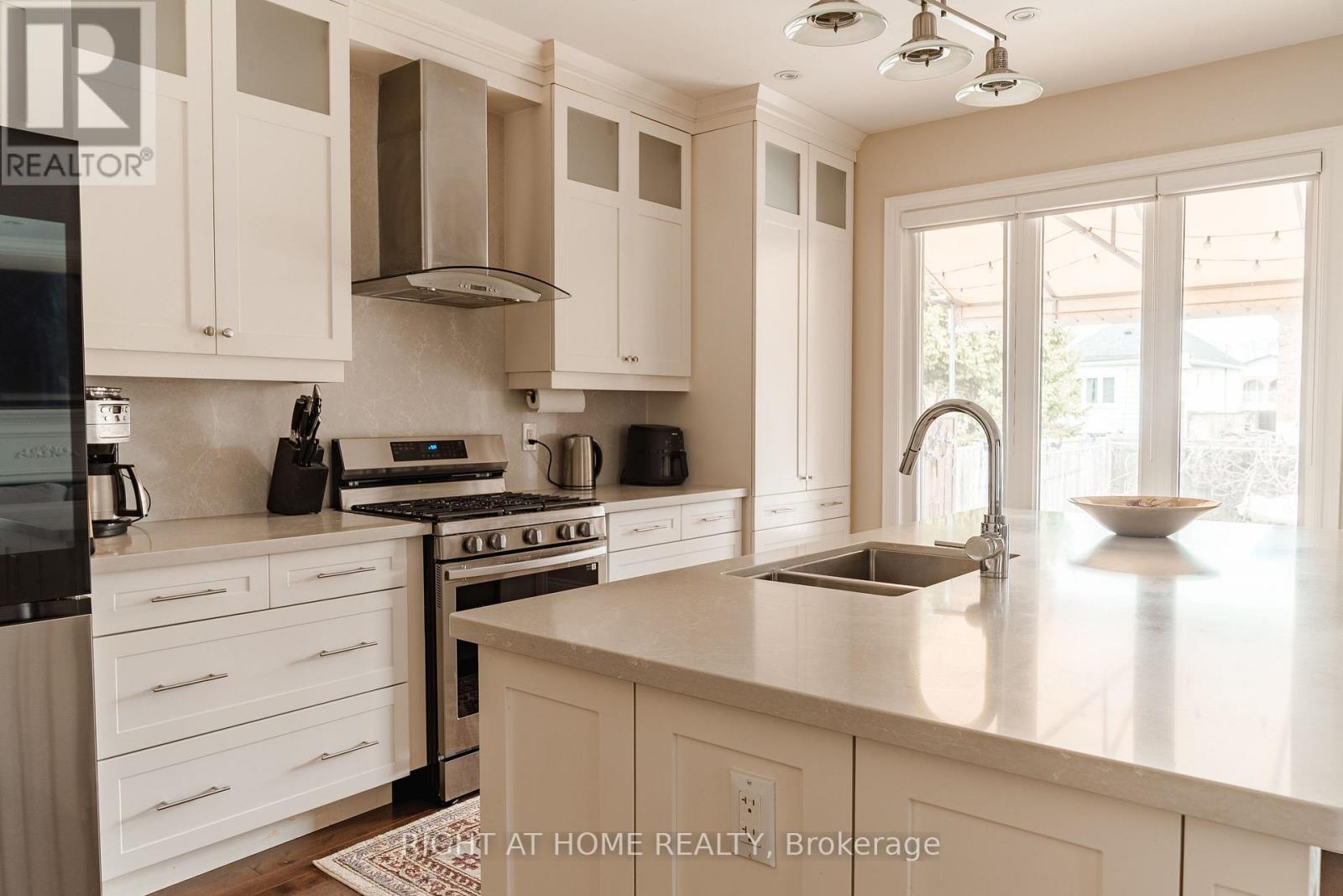 1049 Greaves Avenue, Mississauga, Ontario  L5E 3G1 - Photo 18 - W12952702