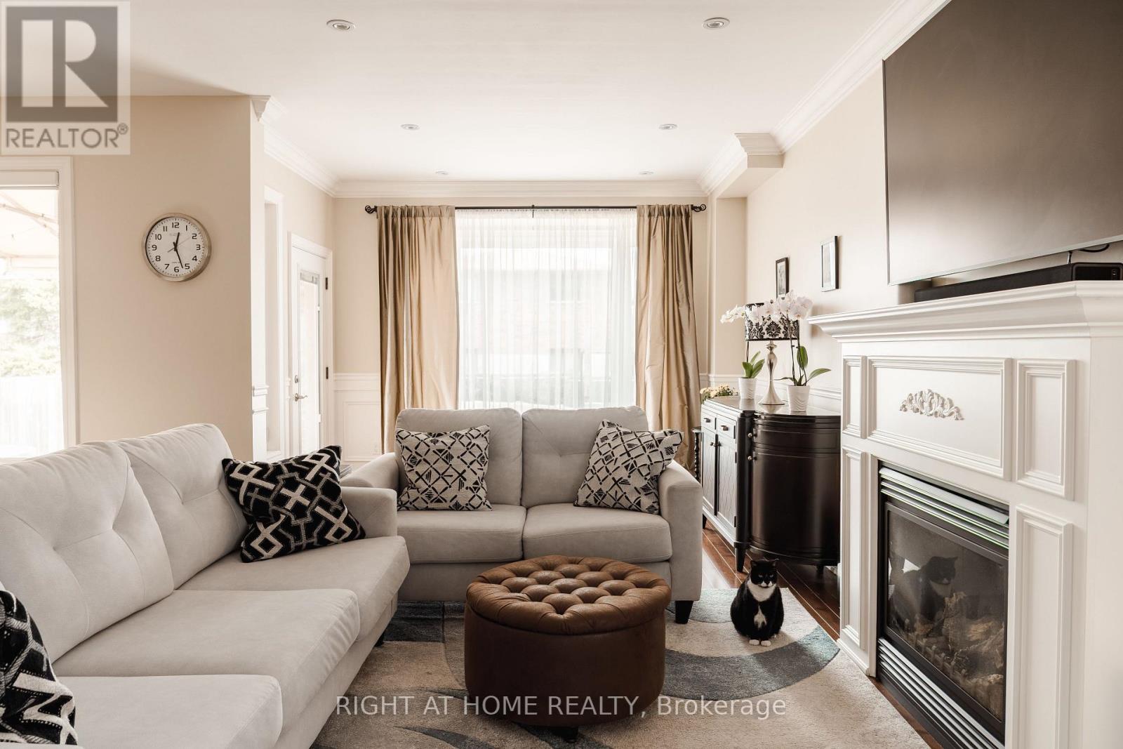 1049 Greaves Avenue, Mississauga, Ontario  L5E 3G1 - Photo 19 - W12952702