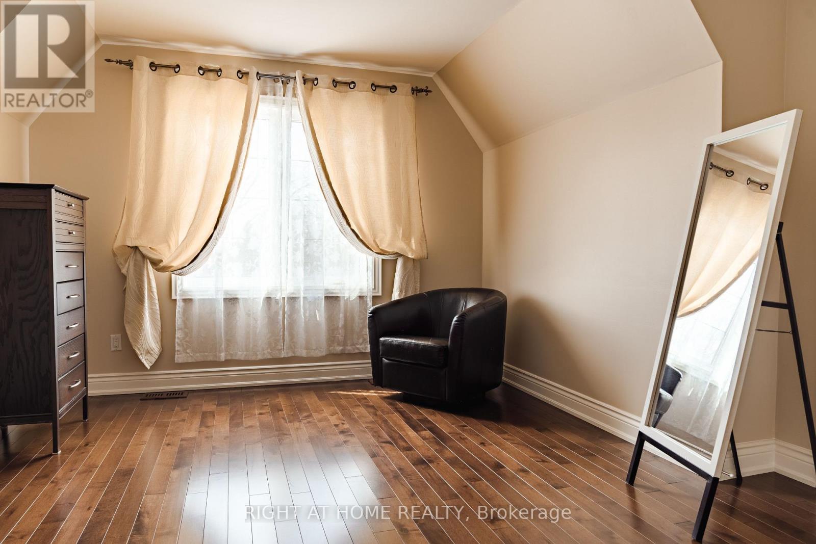 1049 Greaves Avenue, Mississauga, Ontario  L5E 3G1 - Photo 21 - W12952702