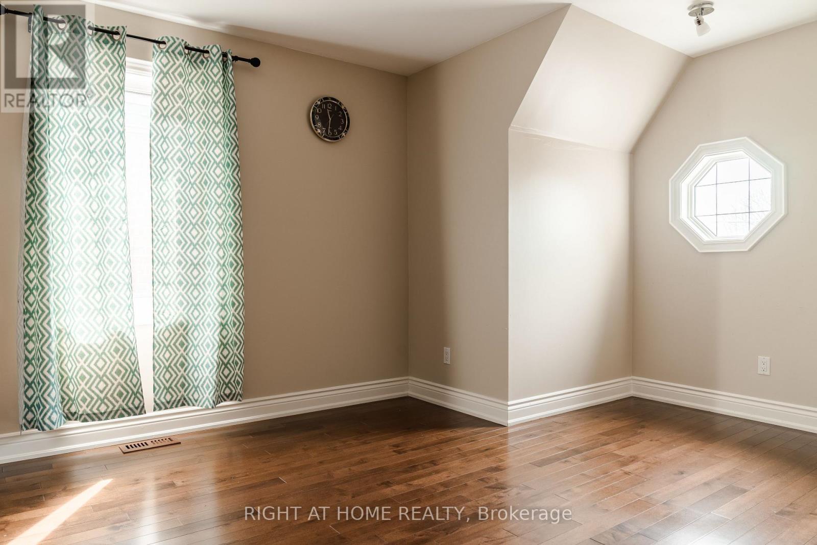 1049 Greaves Avenue, Mississauga, Ontario  L5E 3G1 - Photo 22 - W12952702