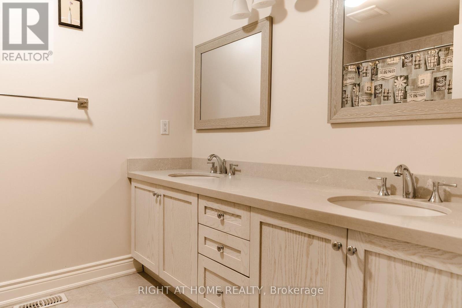 1049 Greaves Avenue, Mississauga, Ontario  L5E 3G1 - Photo 24 - W12952702