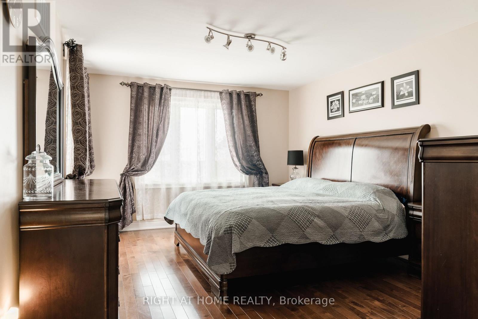 1049 Greaves Avenue, Mississauga, Ontario  L5E 3G1 - Photo 27 - W12952702