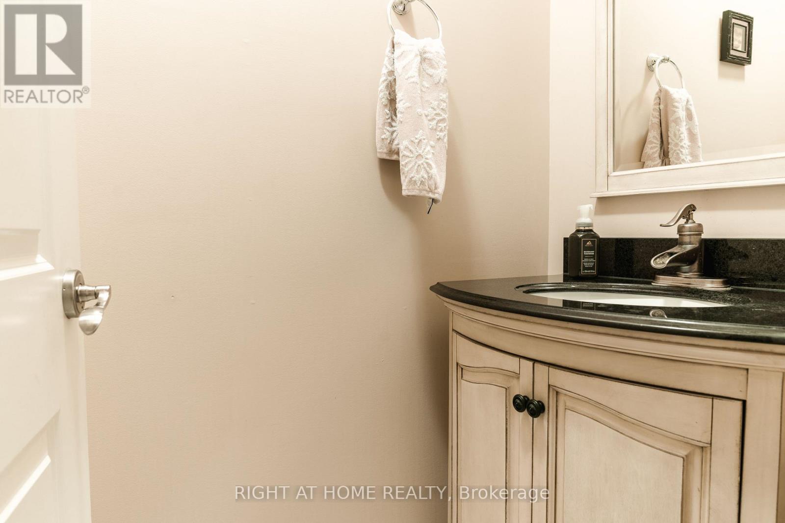 1049 Greaves Avenue, Mississauga, Ontario  L5E 3G1 - Photo 30 - W12952702