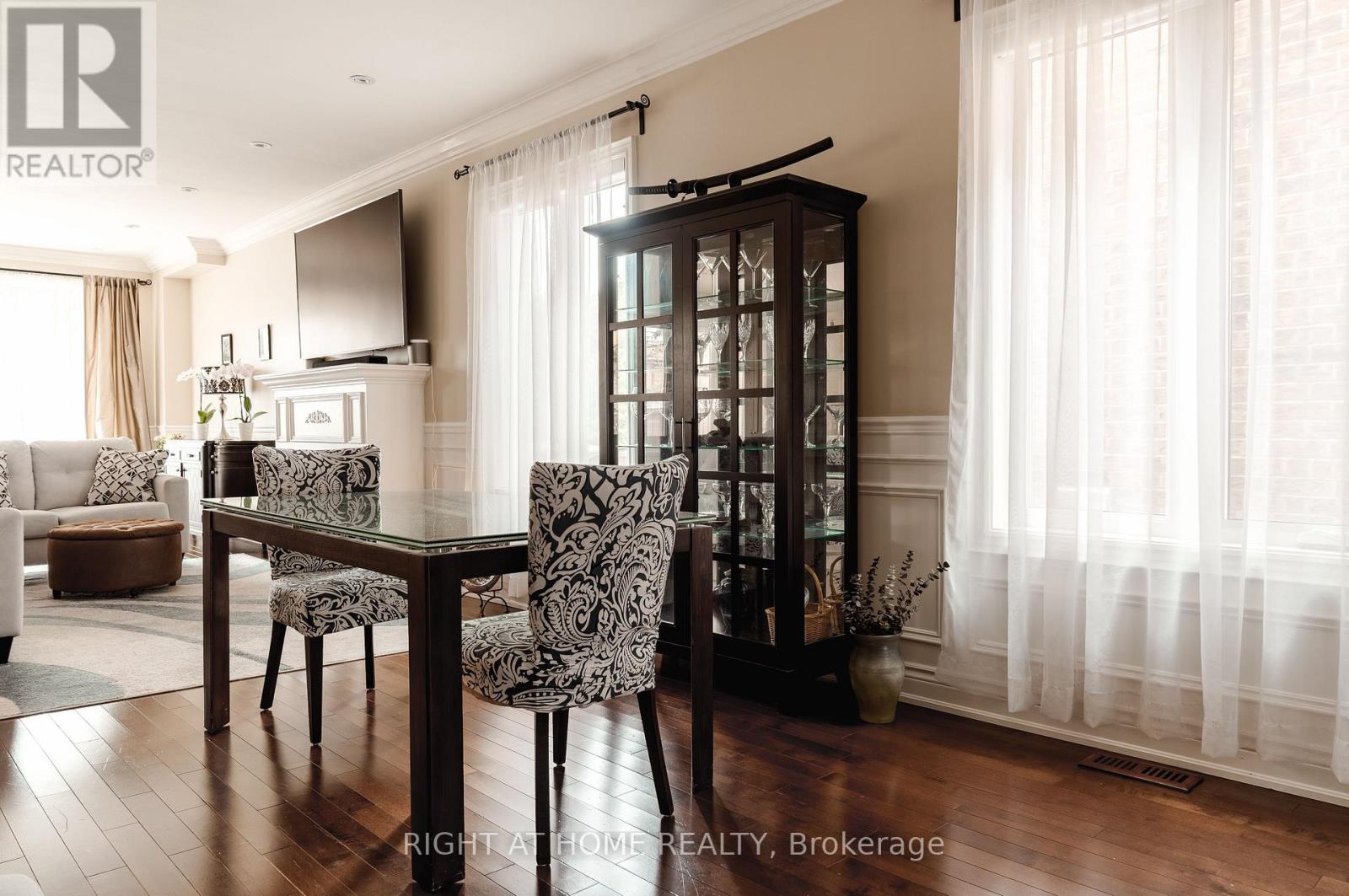 1049 Greaves Avenue, Mississauga, Ontario  L5E 3G1 - Photo 6 - W12952702