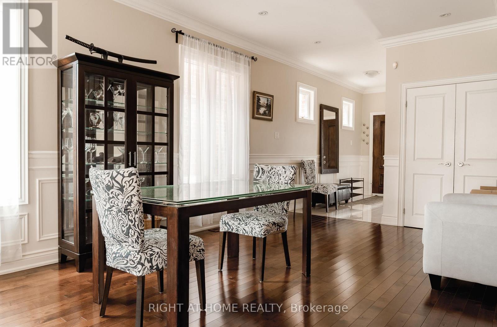 1049 Greaves Avenue, Mississauga, Ontario  L5E 3G1 - Photo 7 - W12952702