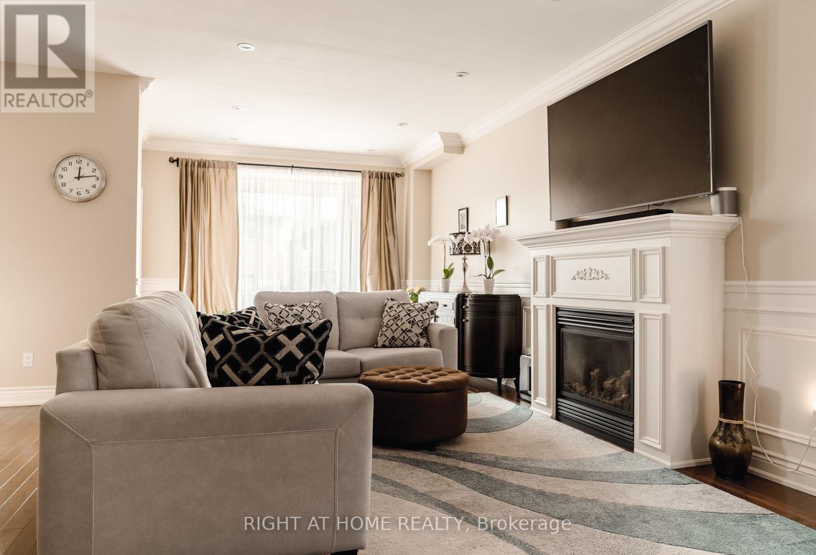 1049 Greaves Avenue, Mississauga, Ontario  L5E 3G1 - Photo 8 - W12952702