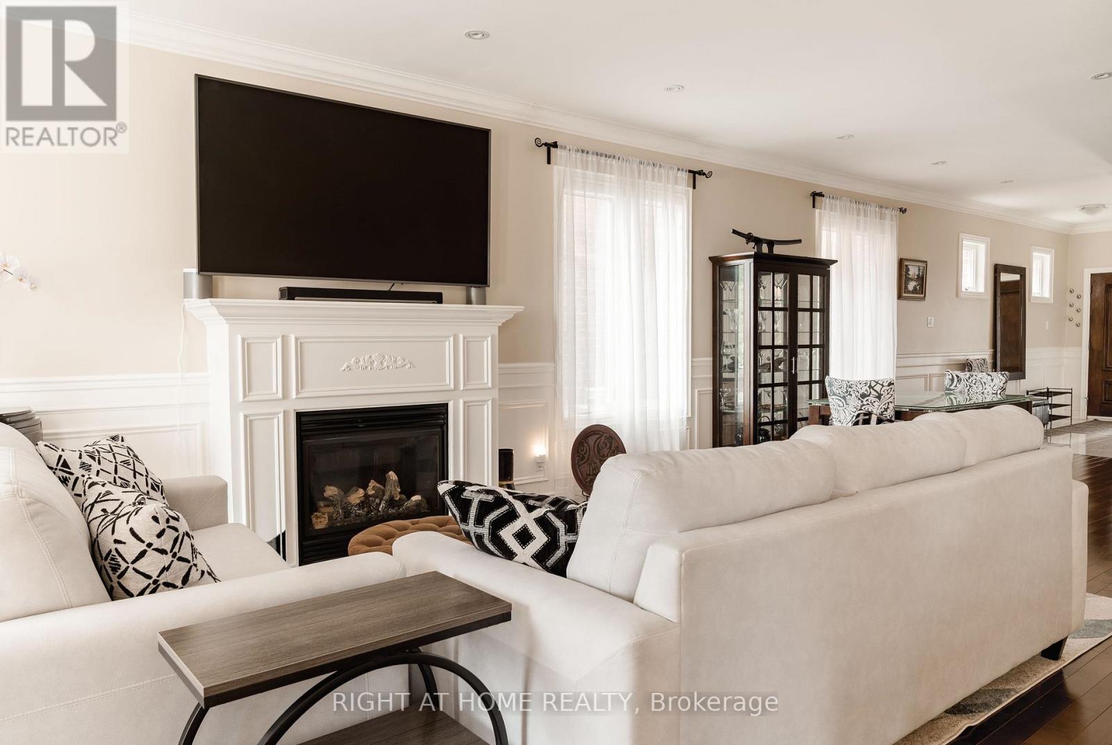 1049 Greaves Avenue, Mississauga, Ontario  L5E 3G1 - Photo 9 - W12952702