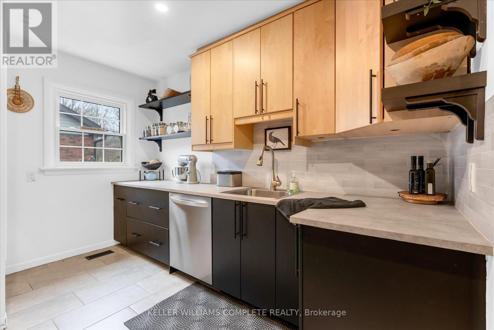 24 Central Park Avenue, Hamilton, Ontario  L9H 2M7 - Photo 6 - X12952588