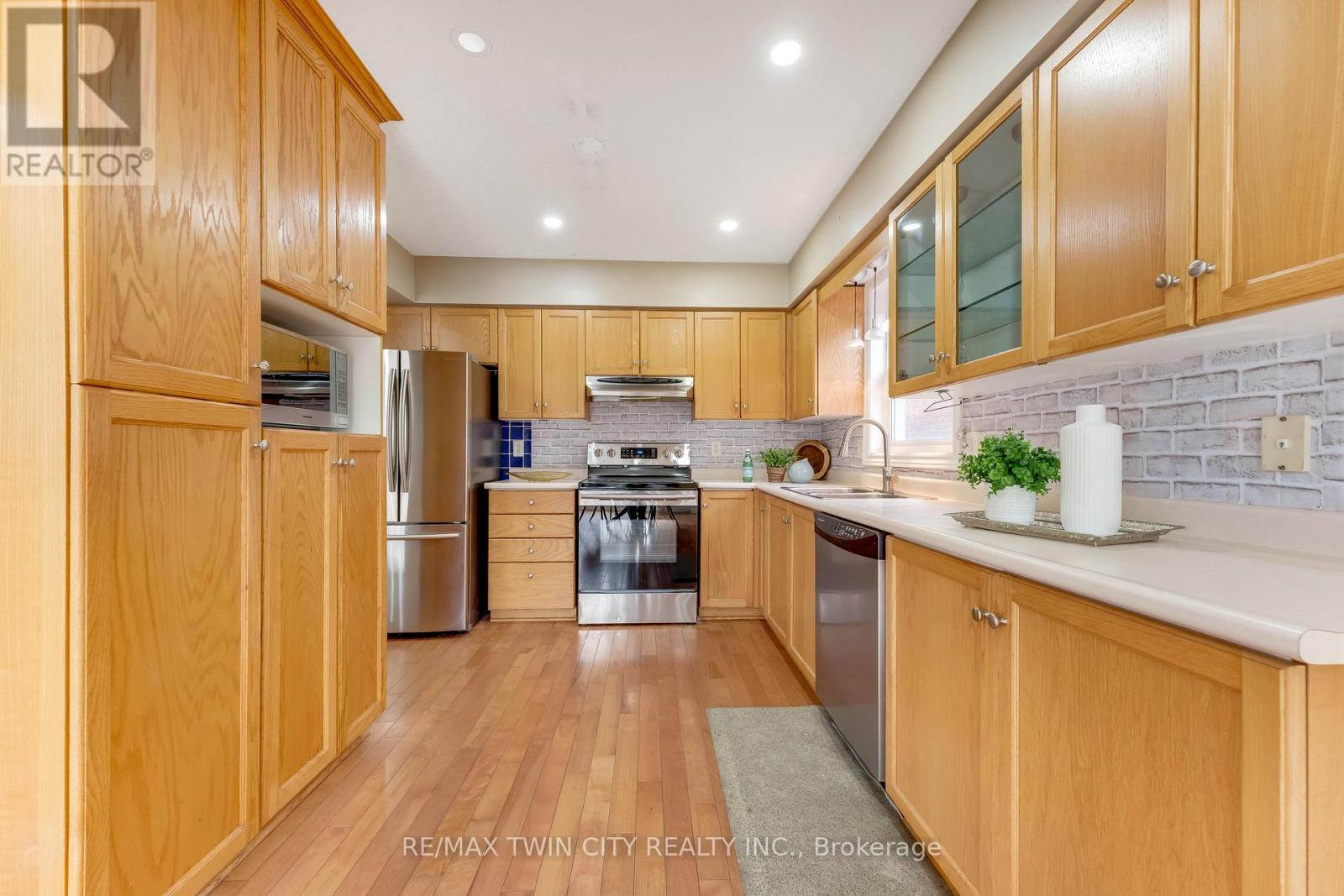 135 Veronica Drive, Kitchener, Ontario  N2A 4E6 - Photo 6 - X12952796