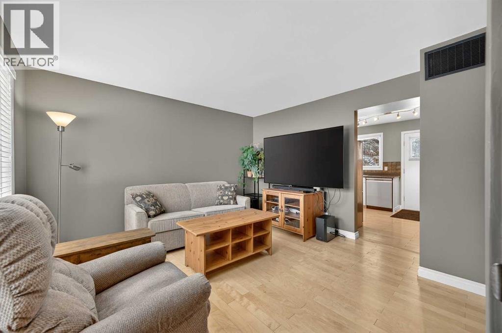 353 Regal Park Ne, Calgary, Alberta  T2E 0S6 - Photo 3 - A2287252