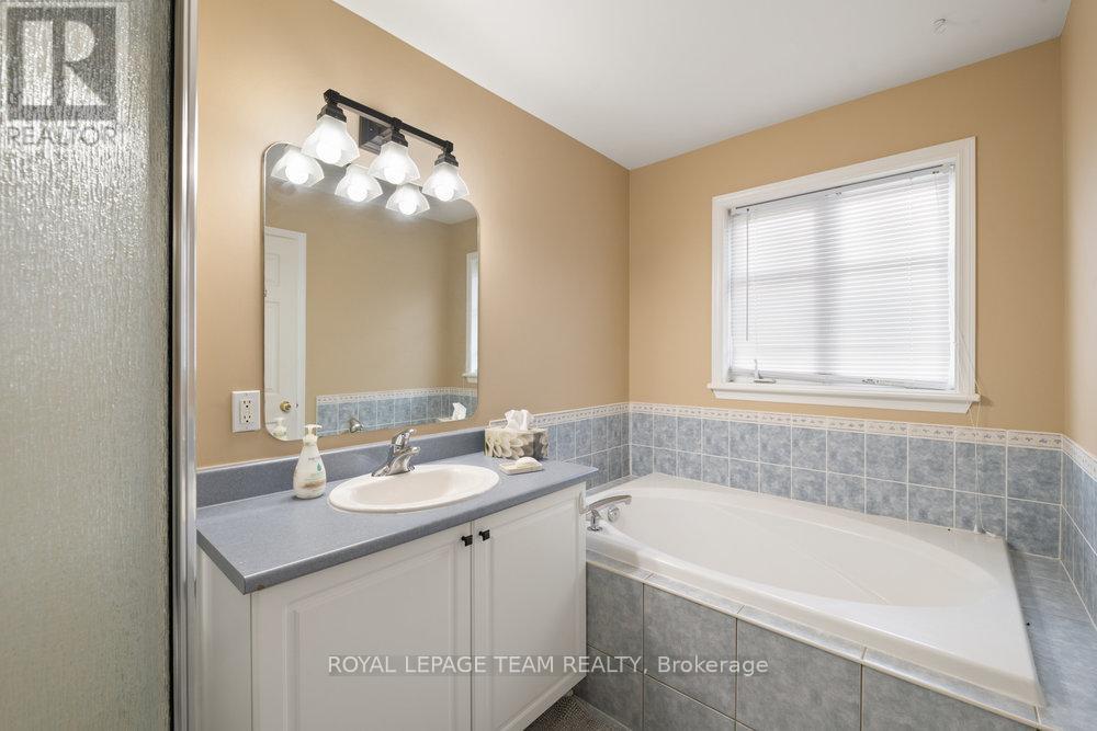 243 Royal Gala Private, Ottawa, Ontario  K1B 1C7 - Photo 13 - X12952876