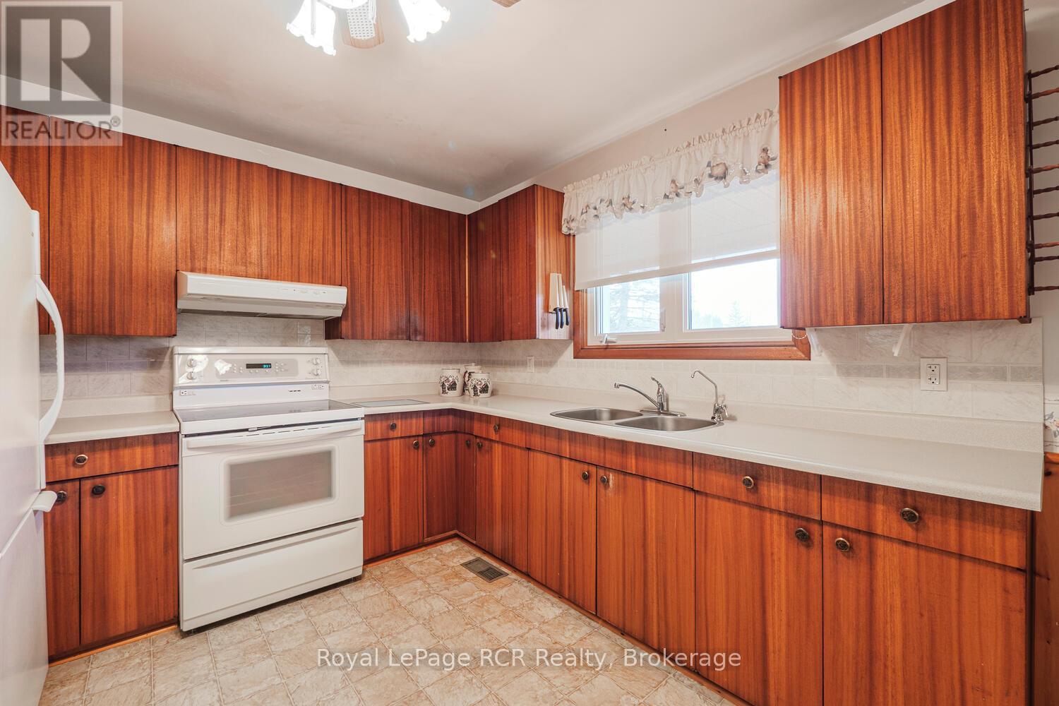 147 Finden Street, Georgian Bluffs, Ontario  N4K 6V5 - Photo 6 - X12952648