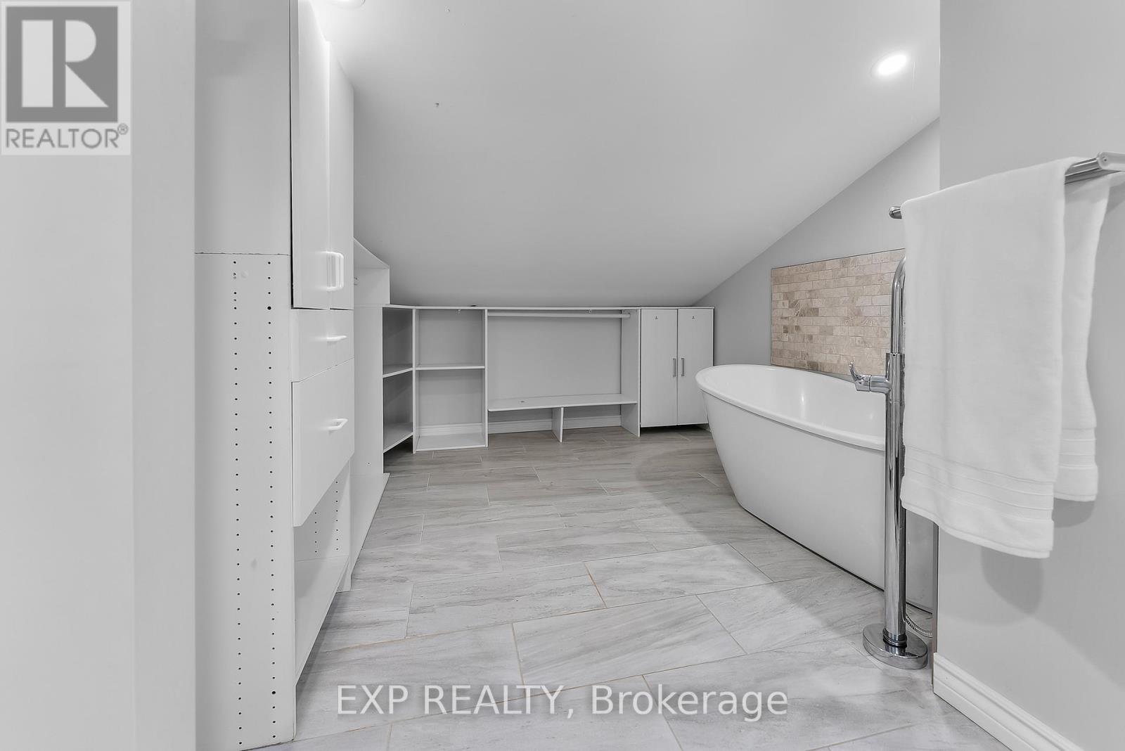 6937 Waterloo Drive, Niagara Falls, Ontario  L2J 1E3 - Photo 23 - X12952856