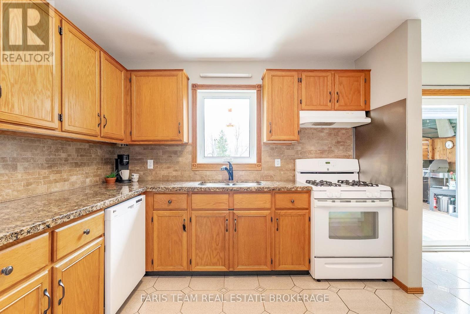 856 Church Drive, Innisfil, Ontario  L0L 1K0 - Photo 5 - N12902376