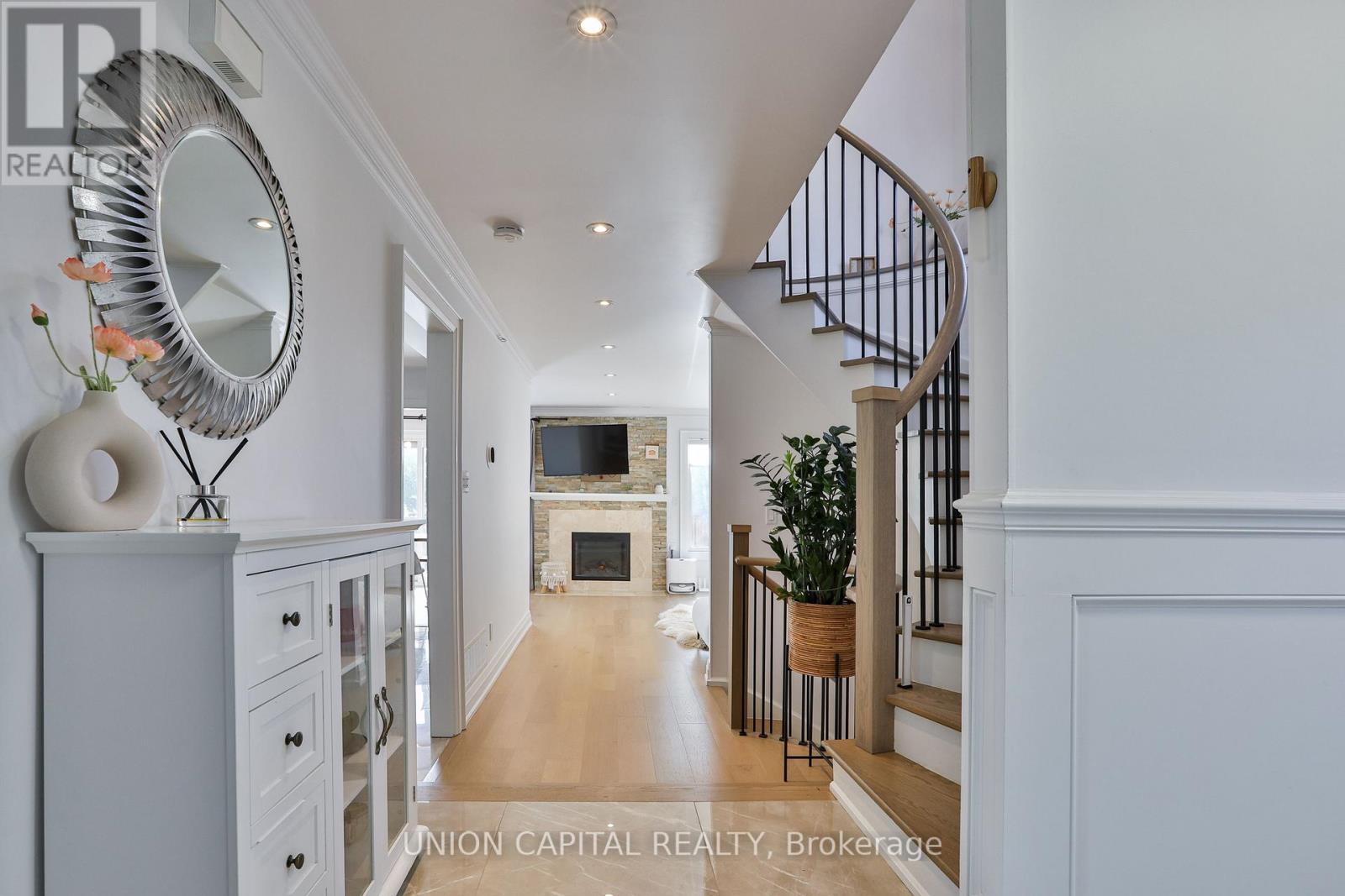 168 Kingsbridge Garden Circle, Mississauga, Ontario  L5R 1T5 - Photo 4 - W12952112