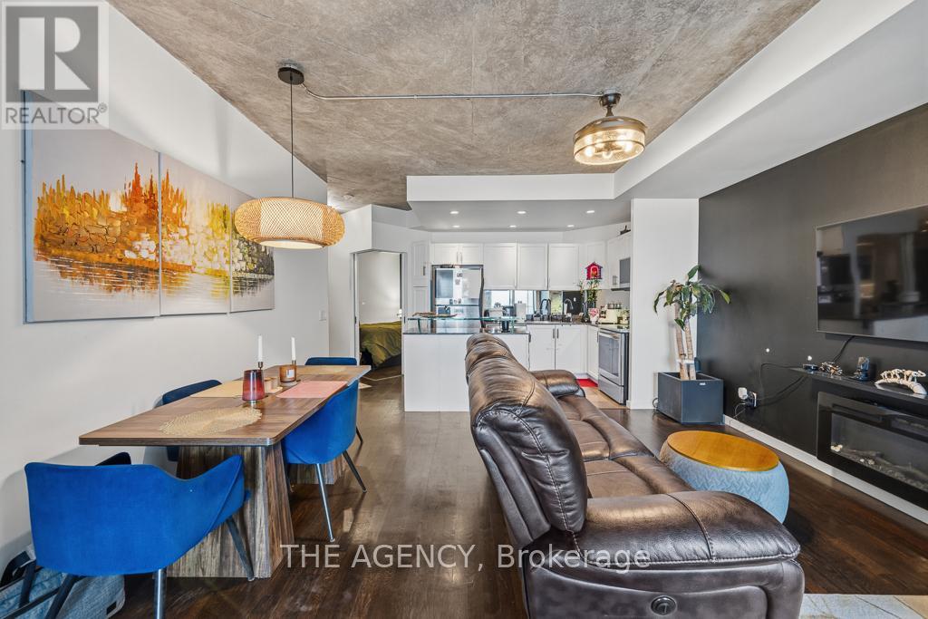 2103 - 218 Queens Quay Boulevard W, Toronto, Ontario  M5J 2Y6 - Photo 10 - C12952806