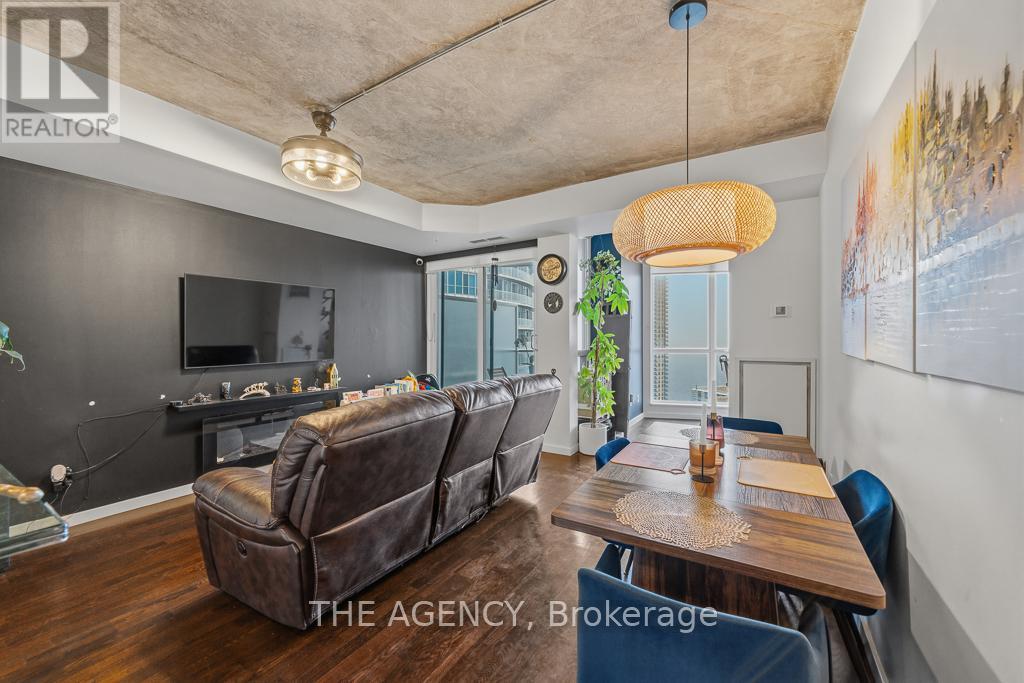 2103 - 218 Queens Quay Boulevard W, Toronto, Ontario  M5J 2Y6 - Photo 11 - C12952806