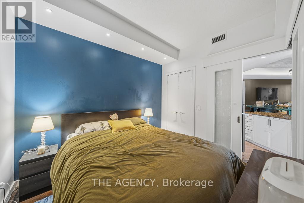 2103 - 218 Queens Quay Boulevard W, Toronto, Ontario  M5J 2Y6 - Photo 17 - C12952806