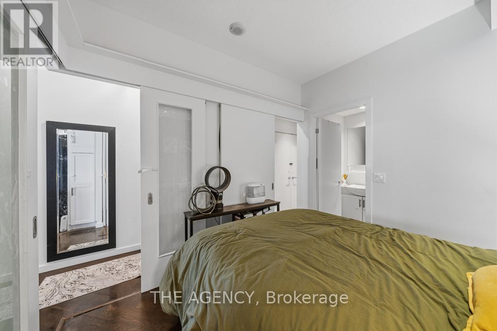 2103 - 218 Queens Quay Boulevard W, Toronto, Ontario  M5J 2Y6 - Photo 18 - C12952806