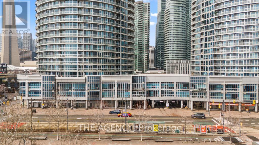 2103 - 218 Queens Quay Boulevard W, Toronto, Ontario  M5J 2Y6 - Photo 3 - C12952806