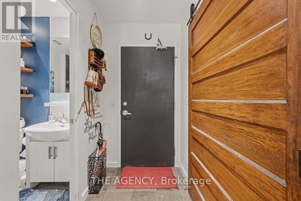 2103 - 218 Queens Quay Boulevard W, Toronto, Ontario  M5J 2Y6 - Photo 4 - C12952806