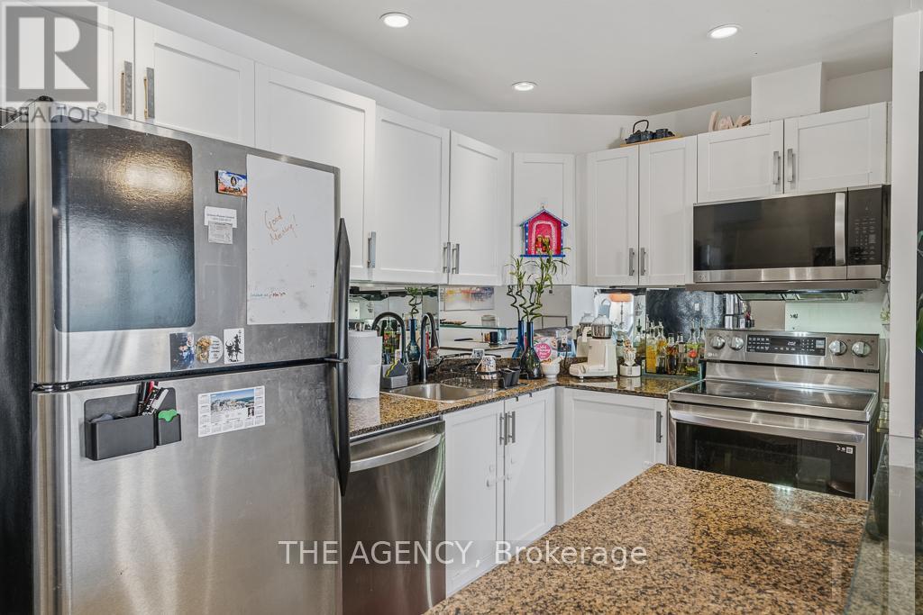 2103 - 218 Queens Quay Boulevard W, Toronto, Ontario  M5J 2Y6 - Photo 7 - C12952806