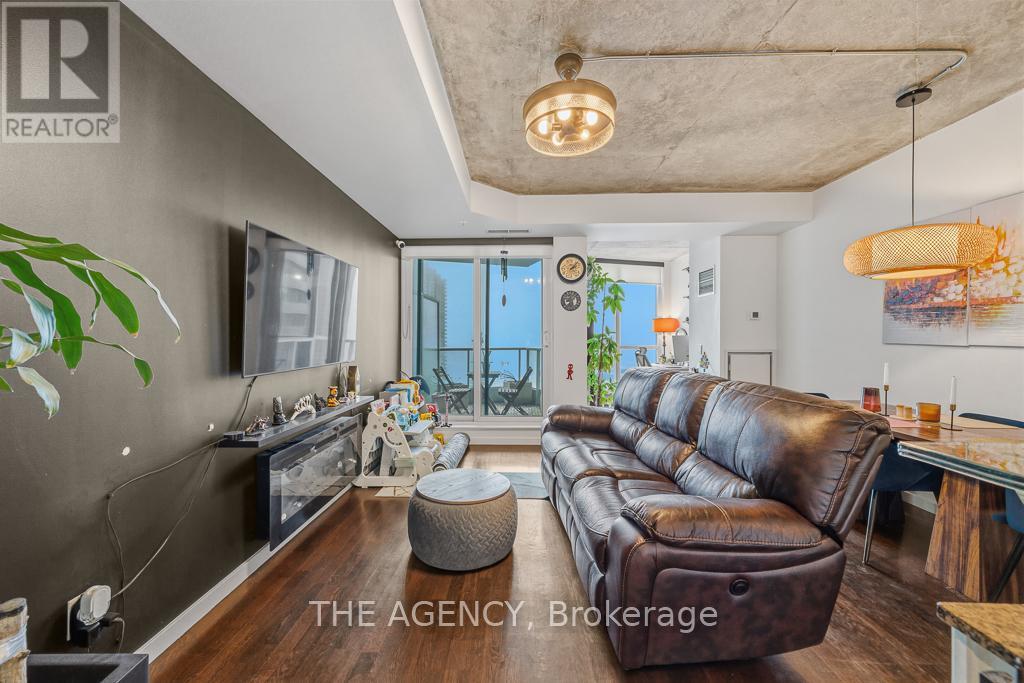 2103 - 218 Queens Quay Boulevard W, Toronto, Ontario  M5J 2Y6 - Photo 8 - C12952806